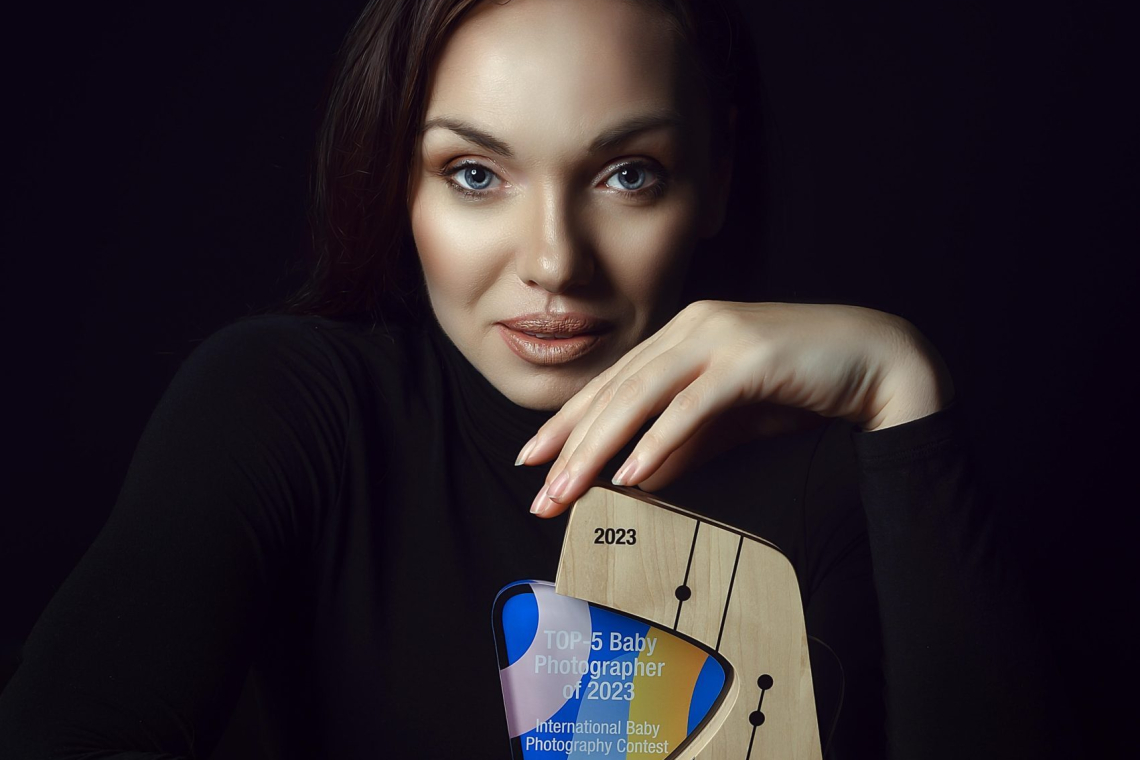 Ναταλία Ρίζου: Η Ελληνίδα φωτογράφος που μετέτρεψε τη μητρότητα σε τέχνη